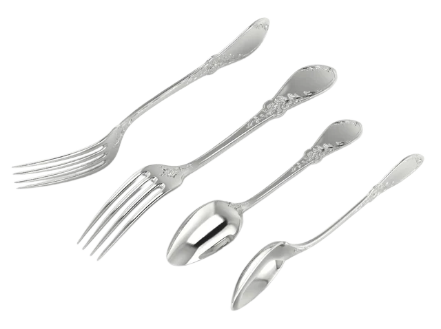 Столовые приборы с растительным узором