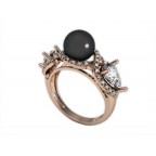 Кольцо с жемчугом и дорожками камней Os 7066