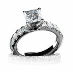 Кольцо с крупным камнем и дорожками камней Os 2700