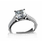 Кольцо с крупным камнем и дорожками камней Os 2724