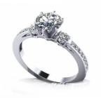 Кольцо с крупным камнем и дорожками камней Os 2667