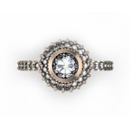 Кольцо с крупным камнем в обрамлении мелких камней Os 2715